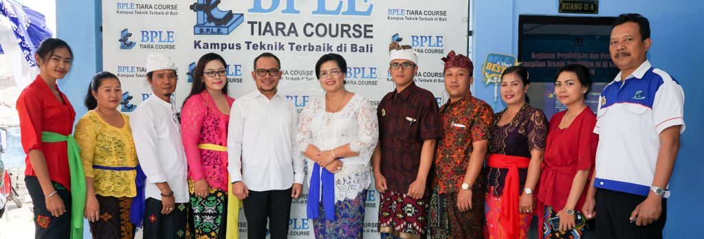 Foto Bersama Staff BPLE Tiara Course Dengan Menteri Ketenagakerjaan