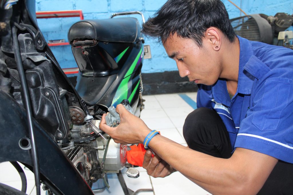 Kegiatan Praktek Jurusan Engineering Otomotif - Teknik SepedaMotor BPLE Tiara Course