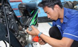 Kegiatan Praktek Jurusan Engineering Otomotif - Teknik SepedaMotor BPLE Tiara Course