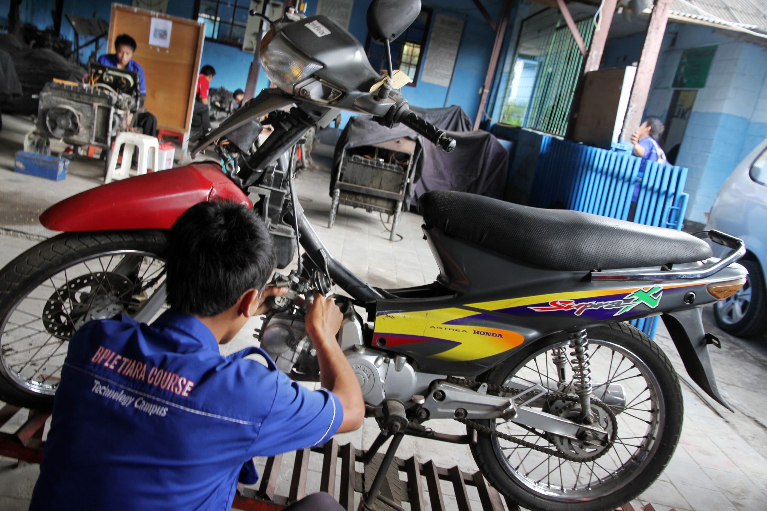 Kegiatan Praktek Jurusan Engineering Otomotif - Teknik SepedaMotor BPLE Tiara Course